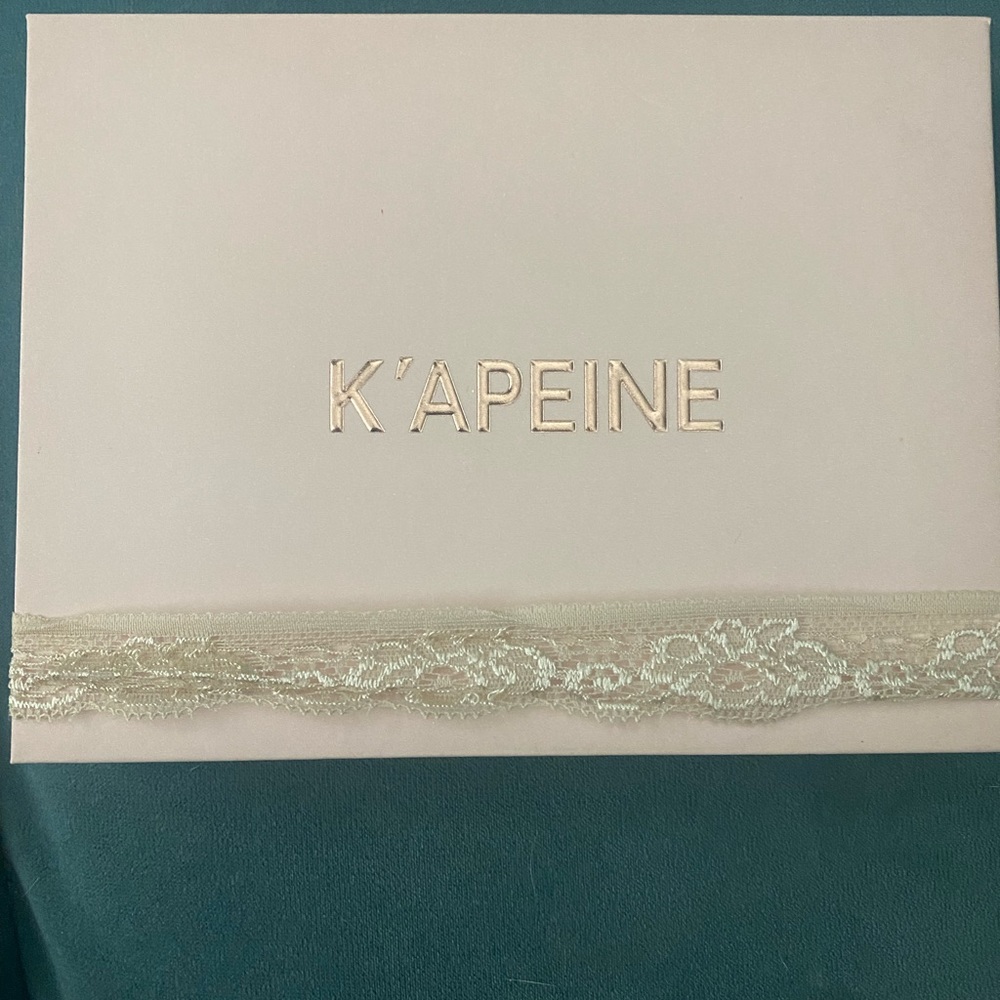 K’apeine palette comes in original packaging palette is neutral colors